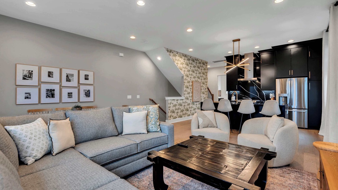 Photo of Livingroom in Hurwood Heights
