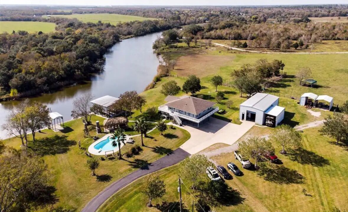 Photo of Others in Alvin