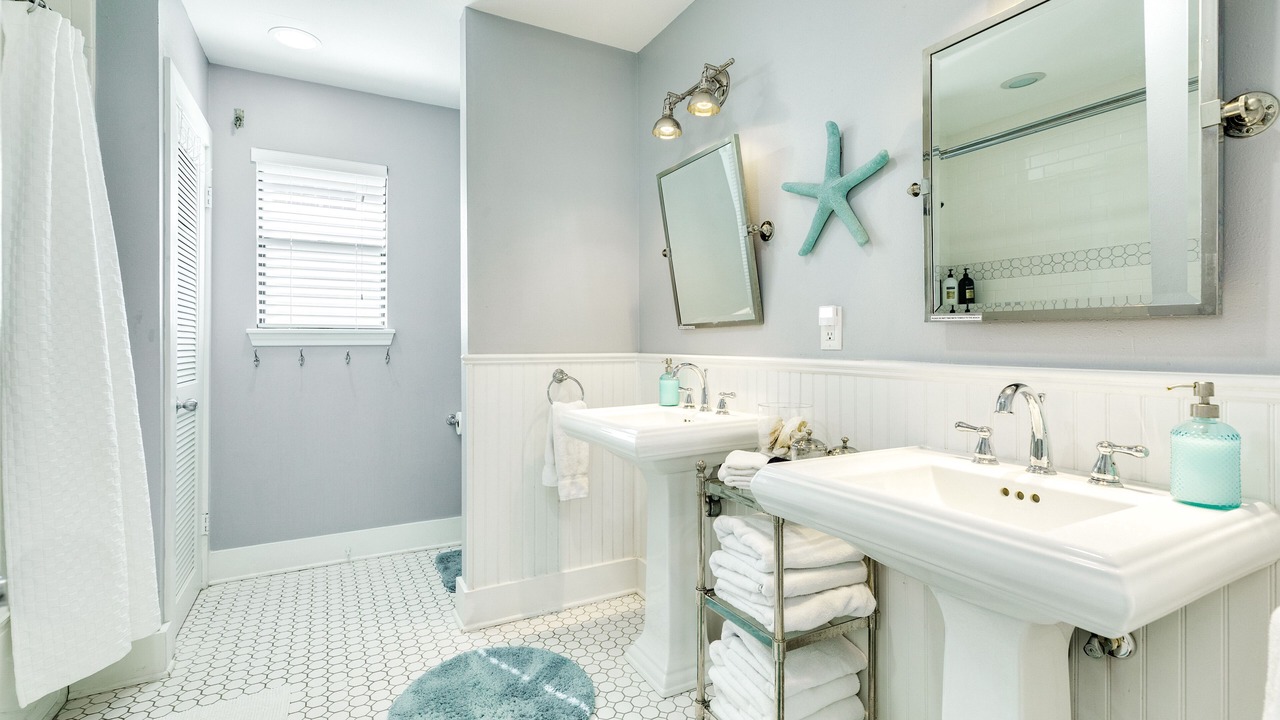 Photo of Bathroom in Pirates Beach