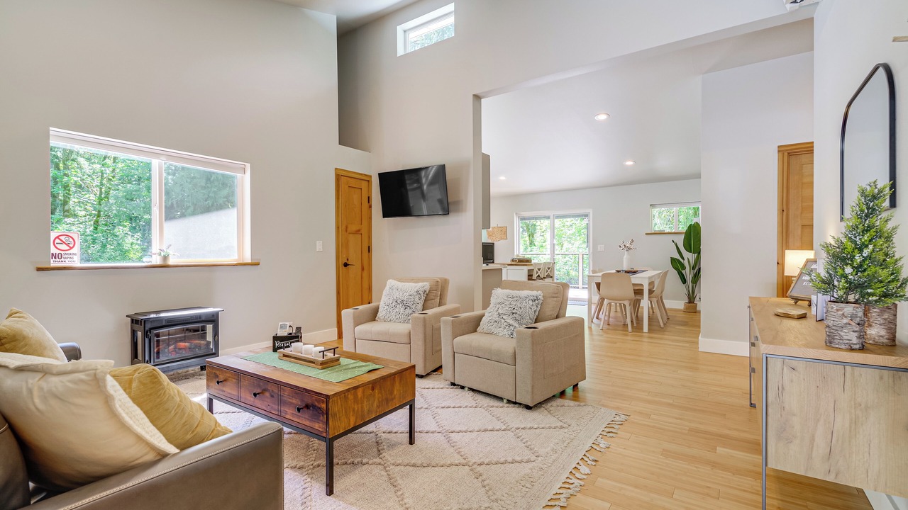 Photo of Livingroom in Gold Bar