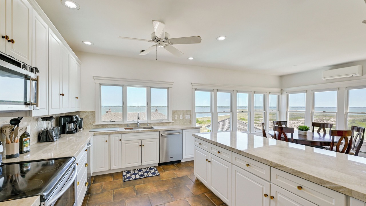 Photo of Kitchen in West Hampton Dunes