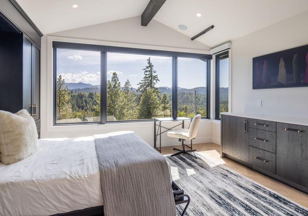 Photo of Bedroom in Roslyn