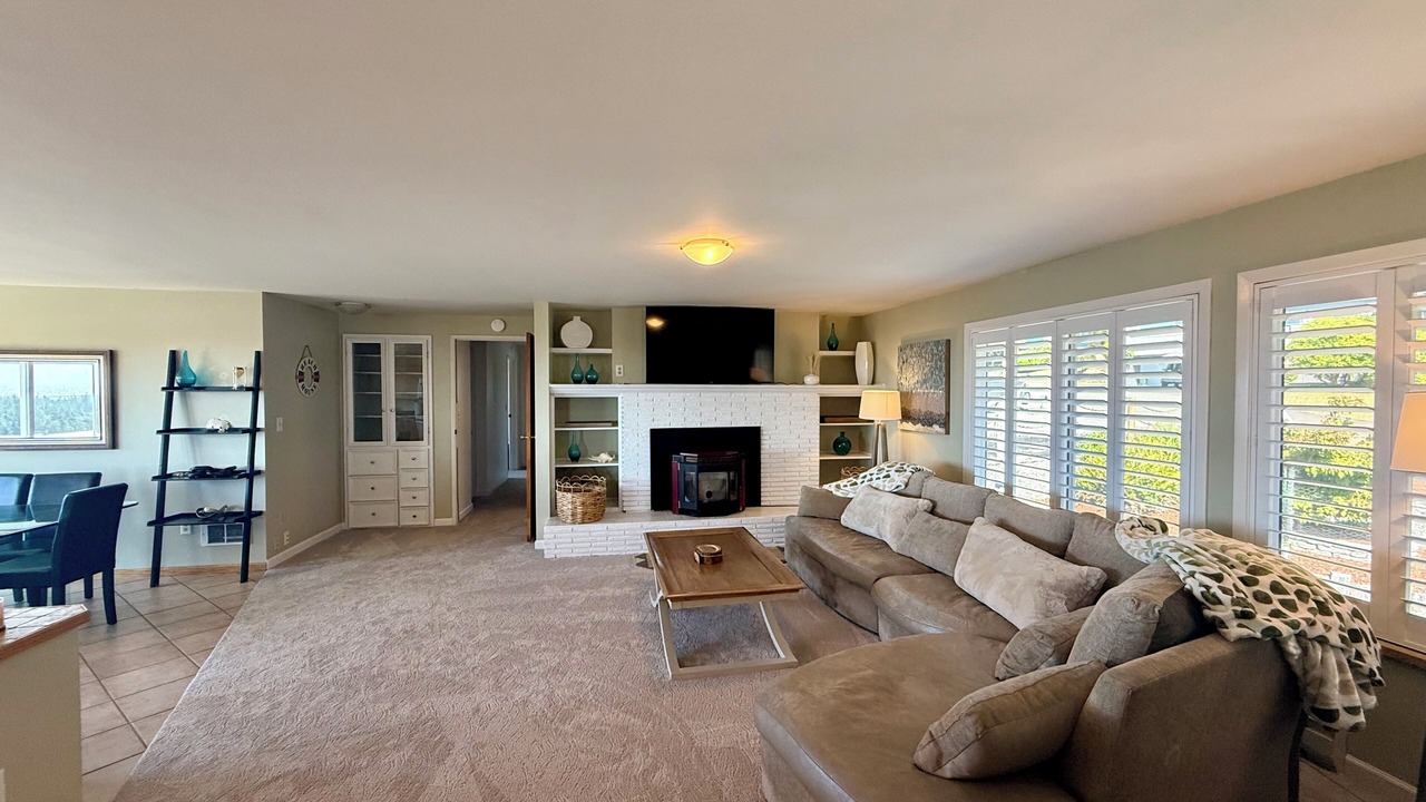 Photo of Livingroom in Winchester Bay