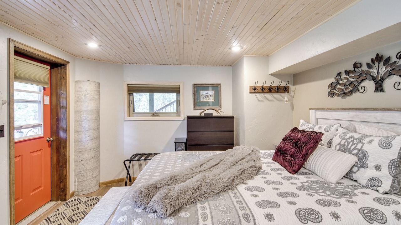 Photo of Bedroom in Evergreen Meadows