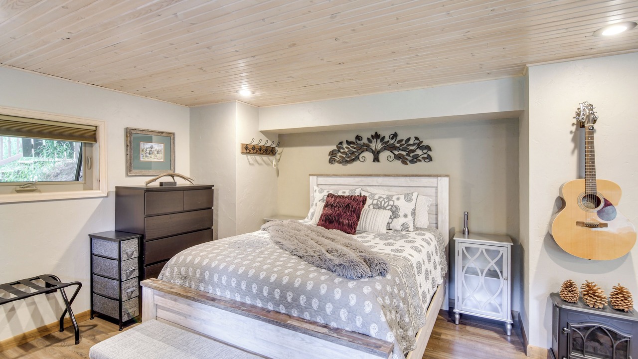 Photo of Bedroom in Evergreen Meadows