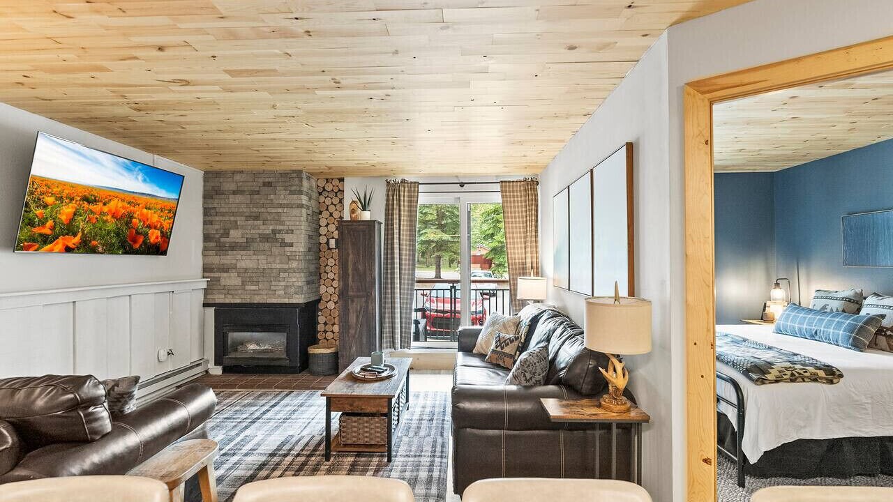 Photo of Livingroom in Peak 9