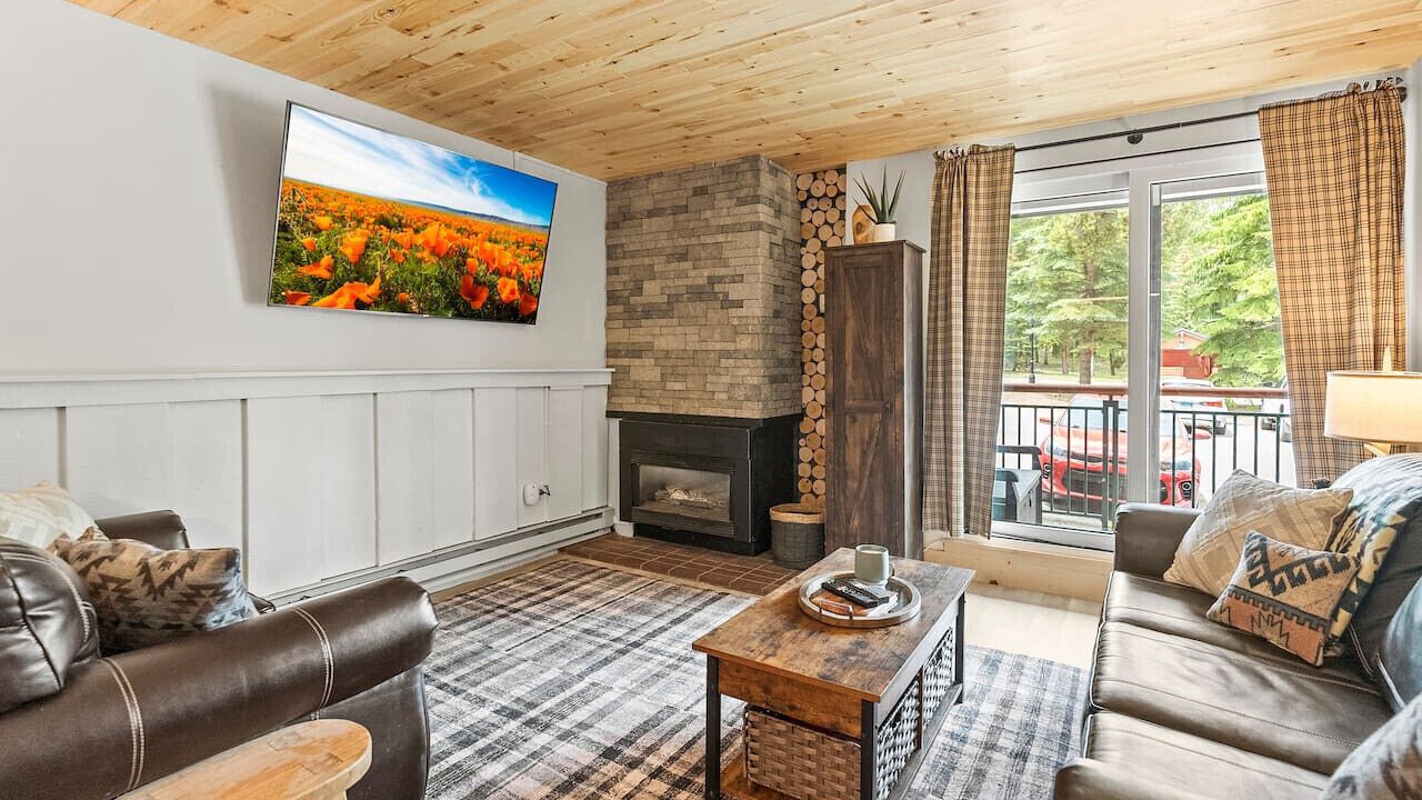 Photo of Livingroom in Peak 9