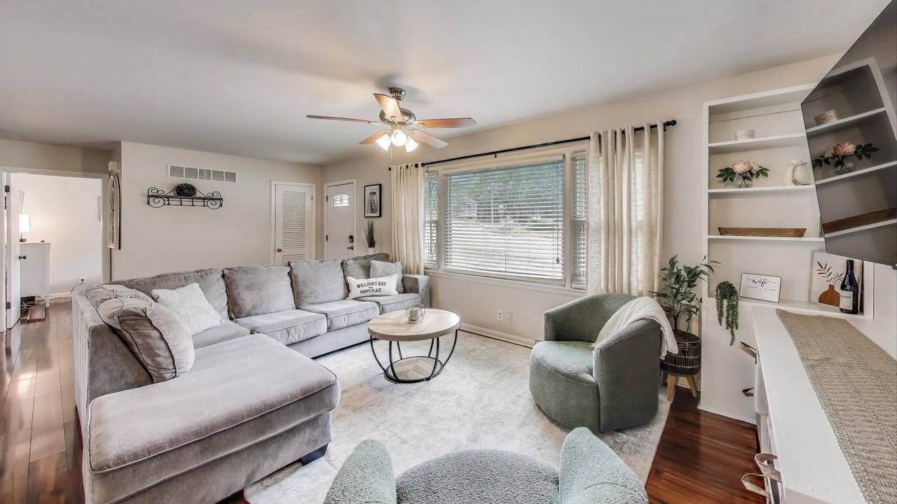 Photo of Livingroom in Williams Bay