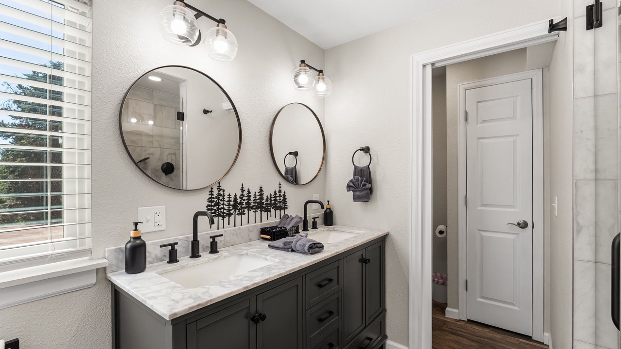 Photo of Bathroom in Richmond Hill Corridor