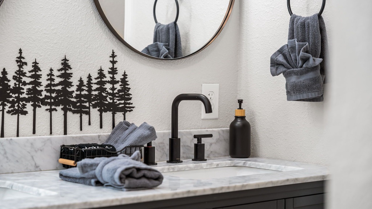 Photo of Bathroom in Richmond Hill Corridor