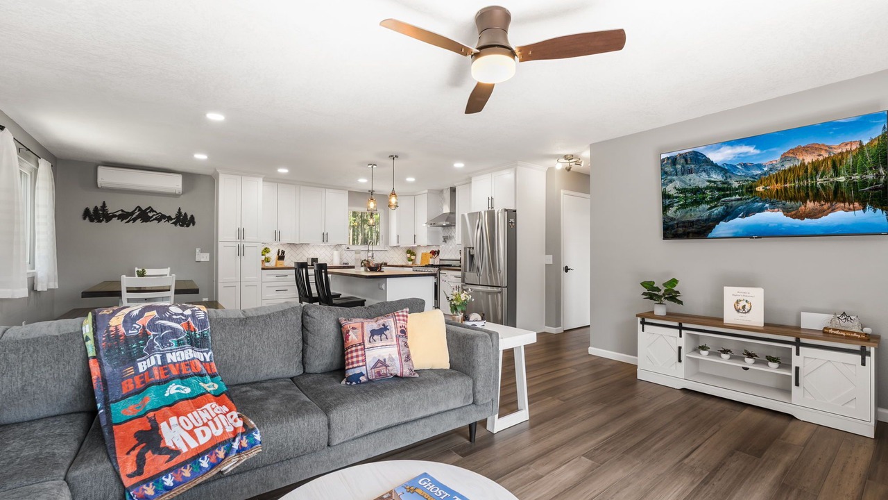 Photo of Livingroom in Richmond Hill Corridor