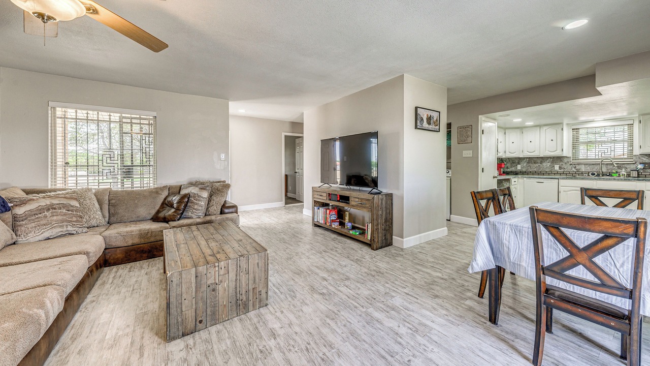 Photo of Livingroom in Roswell