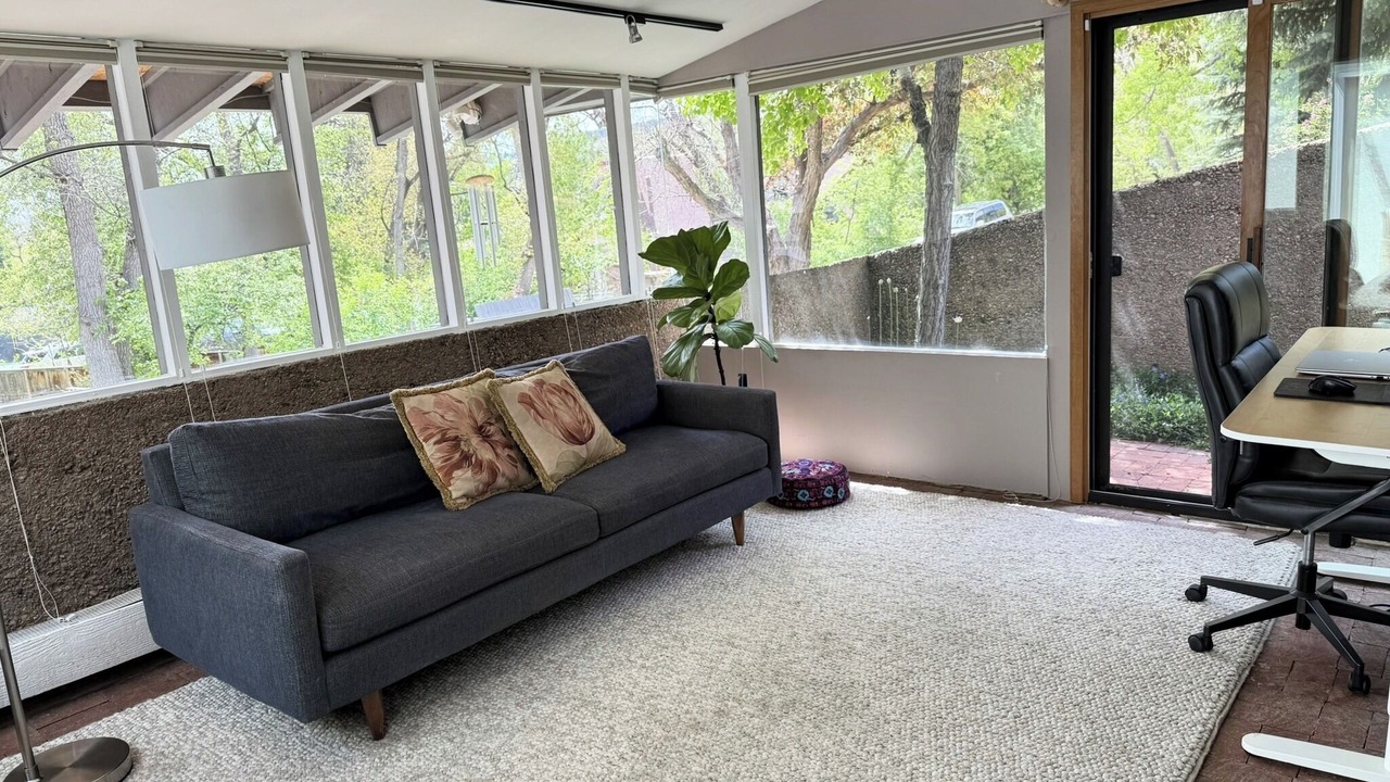 Photo of Livingroom in Downtown