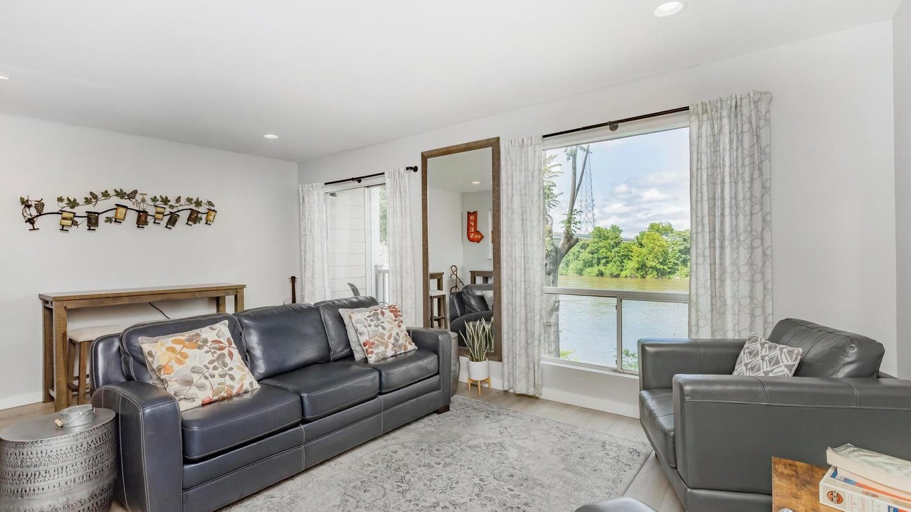 Photo of Livingroom in North Capitol