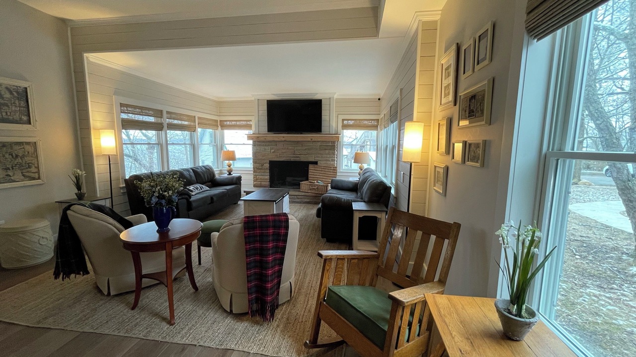 Photo of Livingroom in Williams Bay