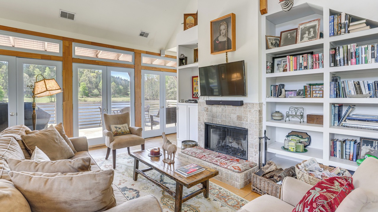 Photo of Livingroom in Argo