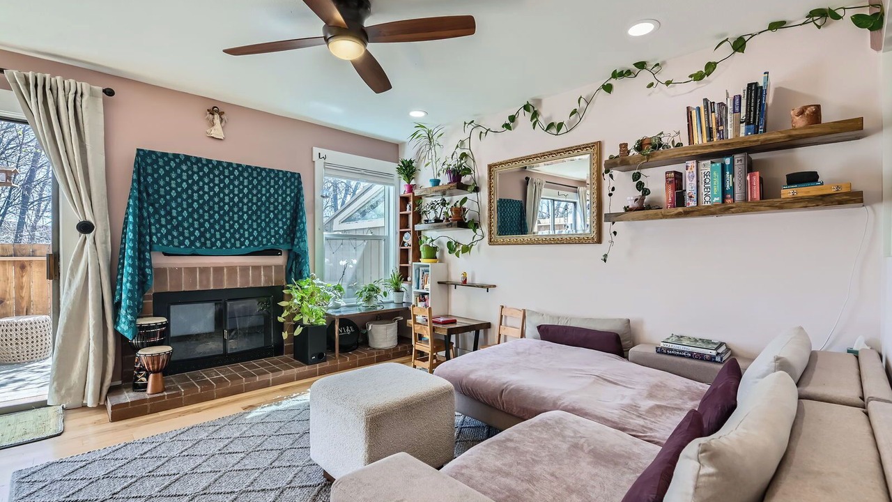 Photo of Livingroom in Glenwood Grove - North Iris