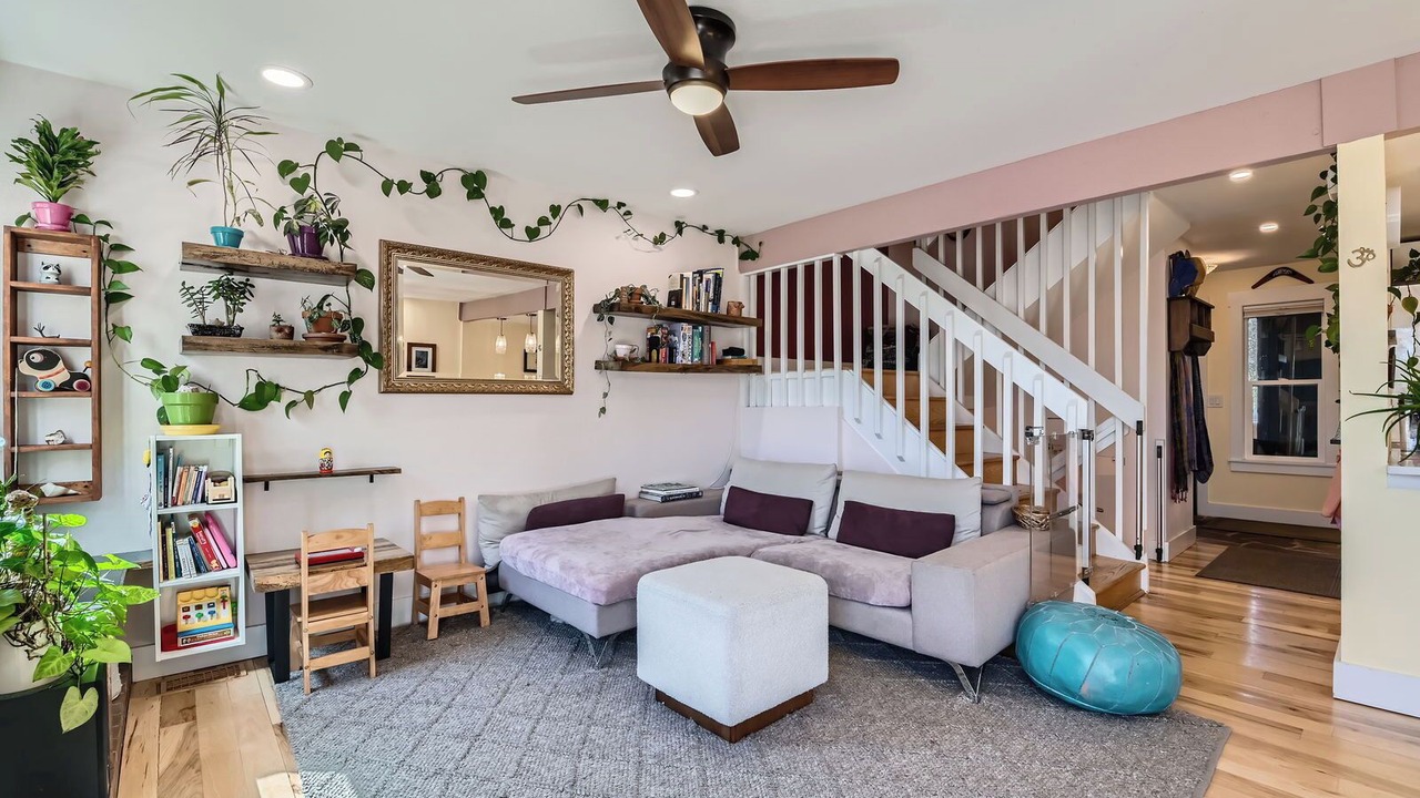 Photo of Livingroom in Glenwood Grove - North Iris