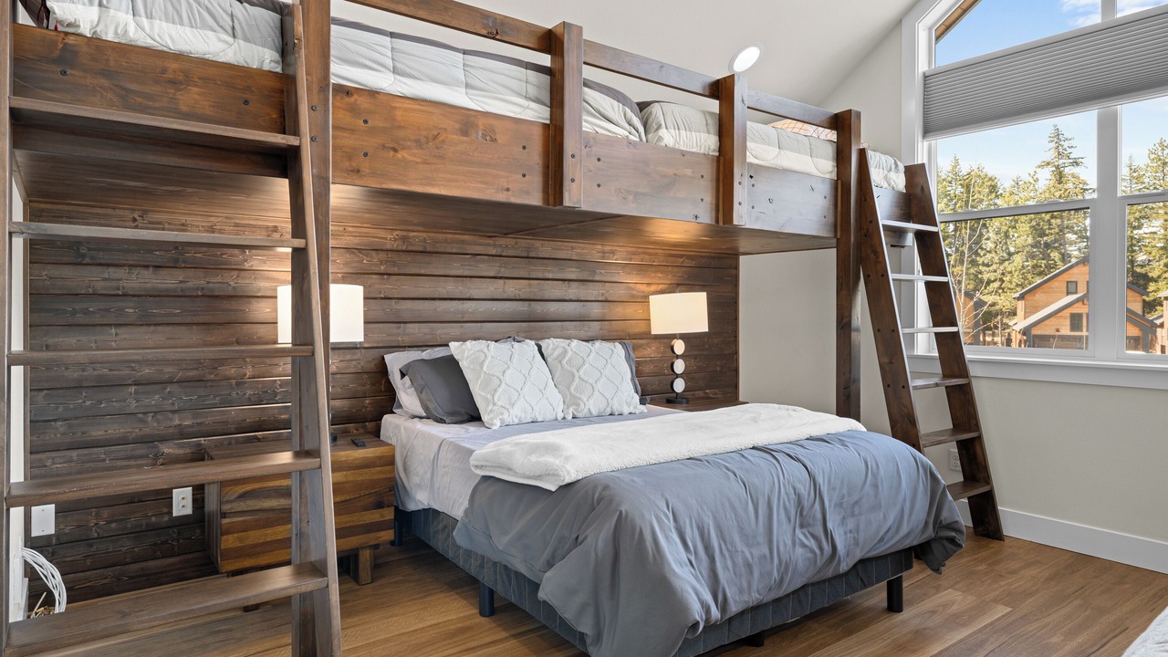 Photo of Bedroom in Roslyn