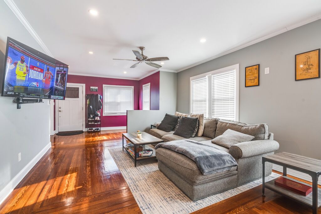 Photo of Livingroom in East Massapequa