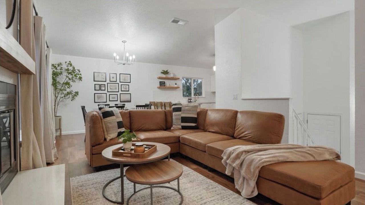 Photo of Livingroom in Walnut Grove