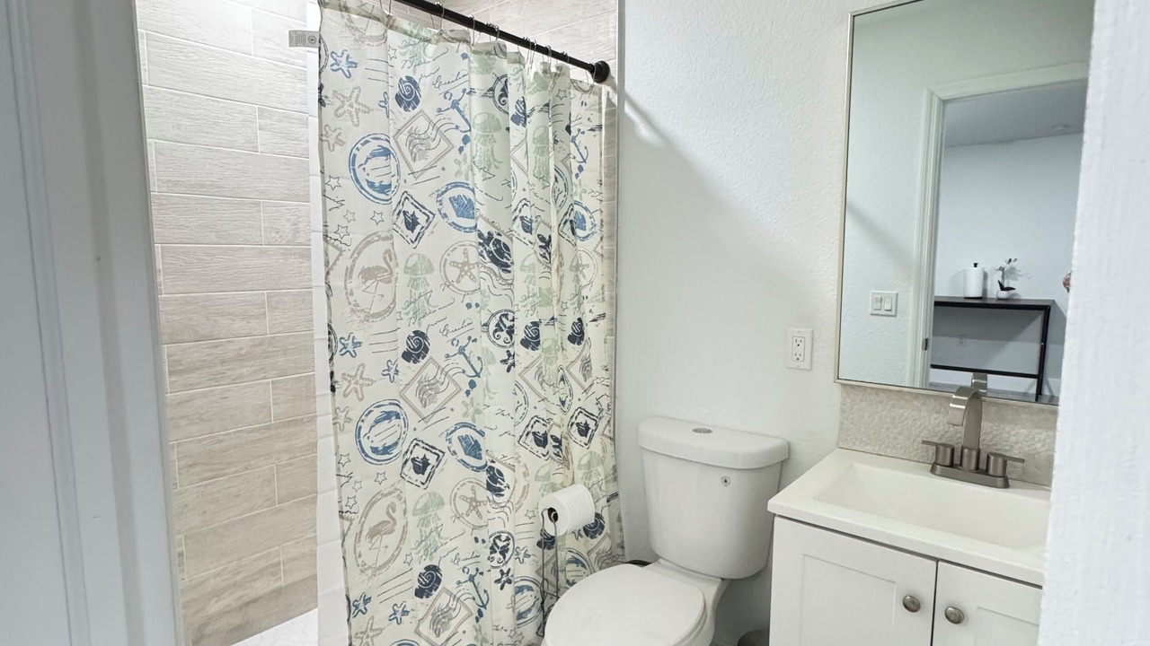 Photo of Bathroom in Lake Worth Corridor