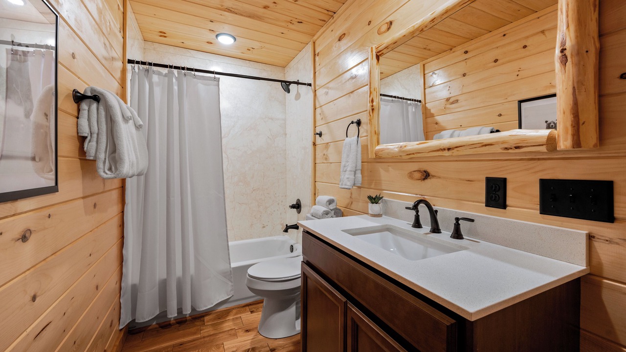 Photo of Bathroom in White Oak Lodge