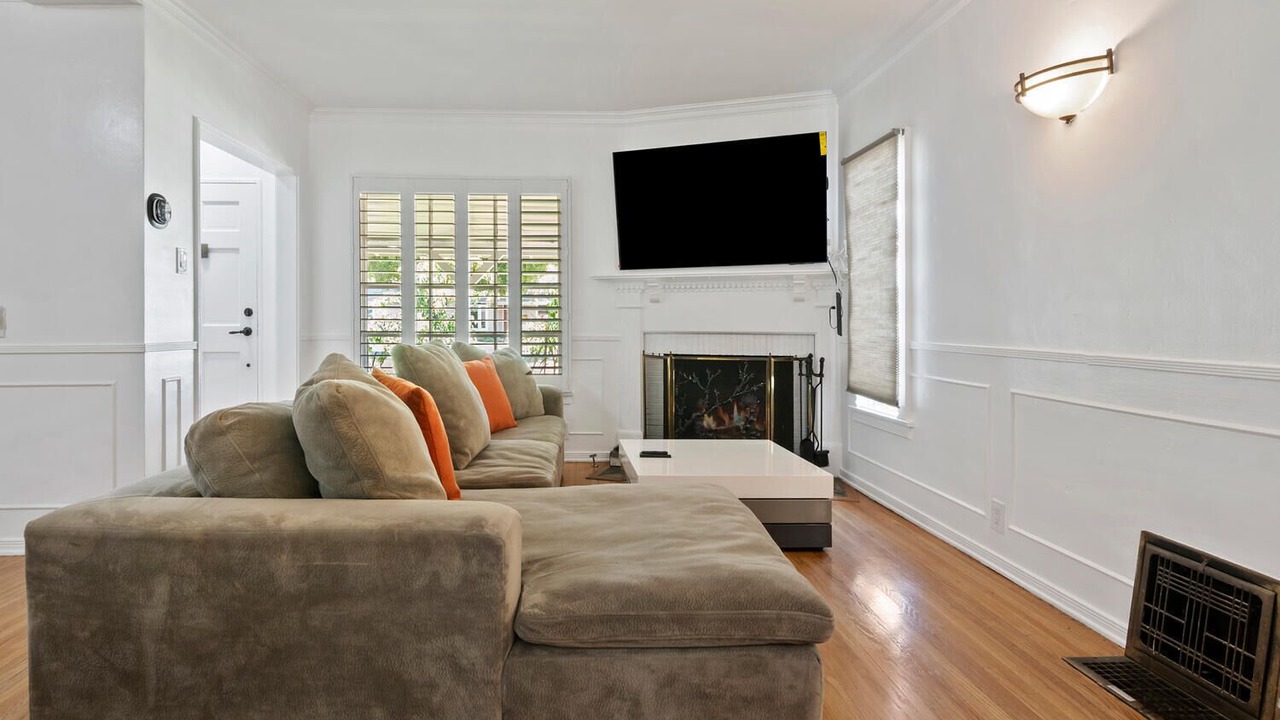 Photo of Livingroom in Valley Village