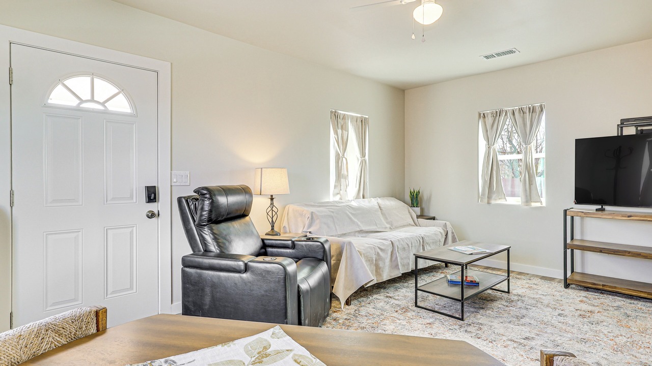 Photo of Livingroom in Truth or Consequences
