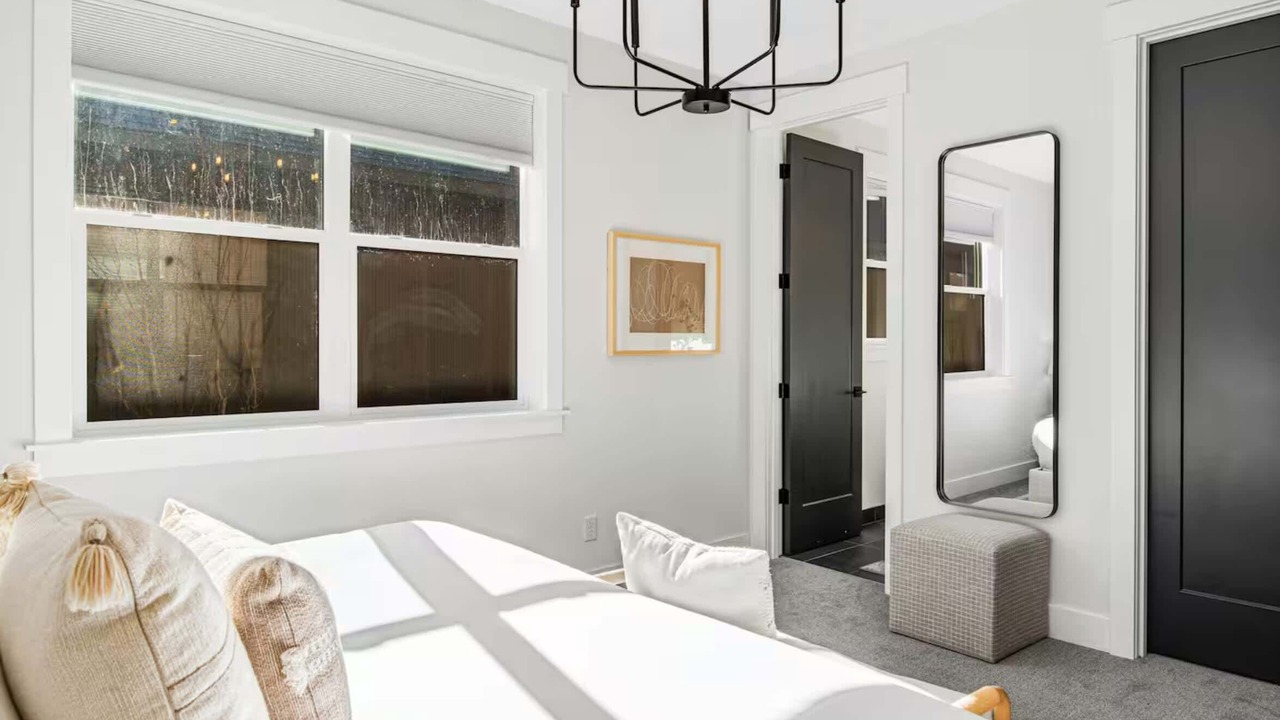 Photo of Bedroom in Roslyn