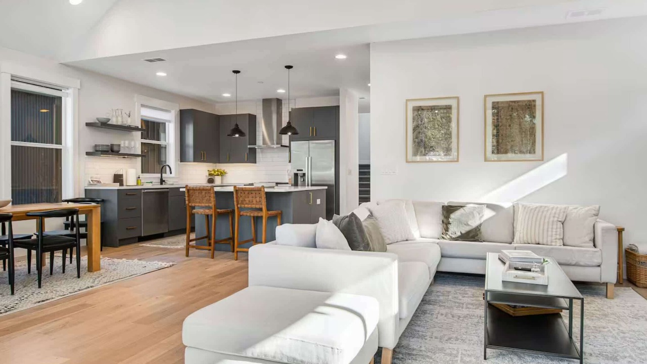 Photo of Livingroom in Roslyn