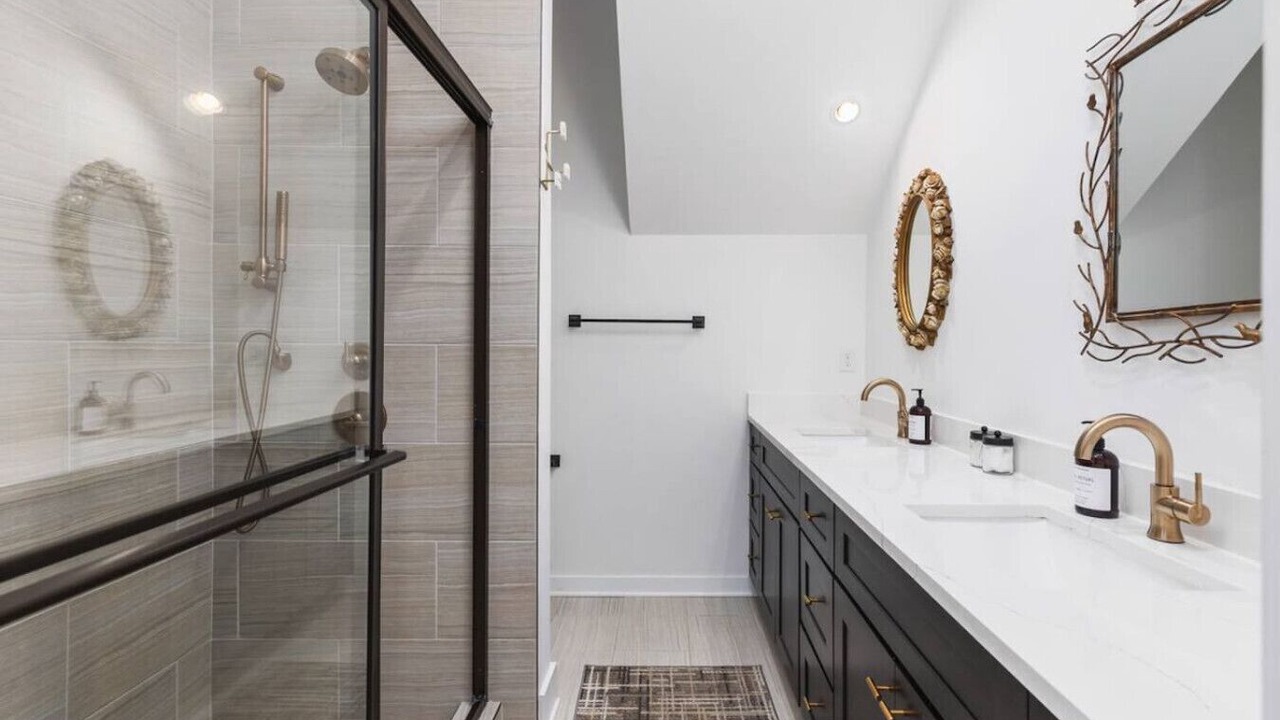 Photo of Bathroom in Hurwood Heights