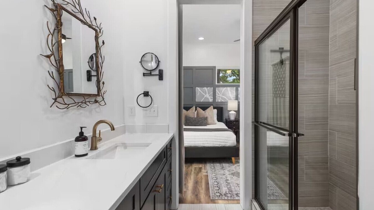 Photo of Bathroom in Hurwood Heights
