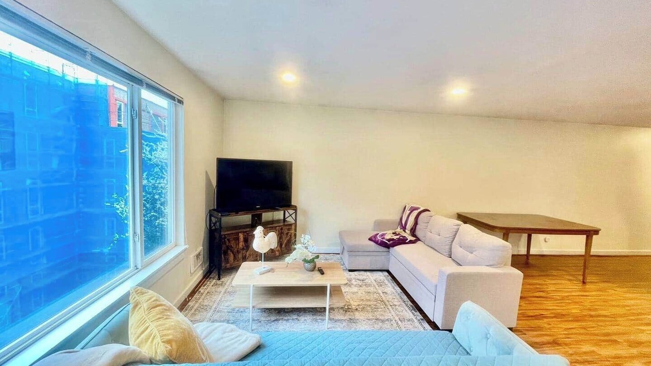 Photo of Livingroom in West Queen Anne