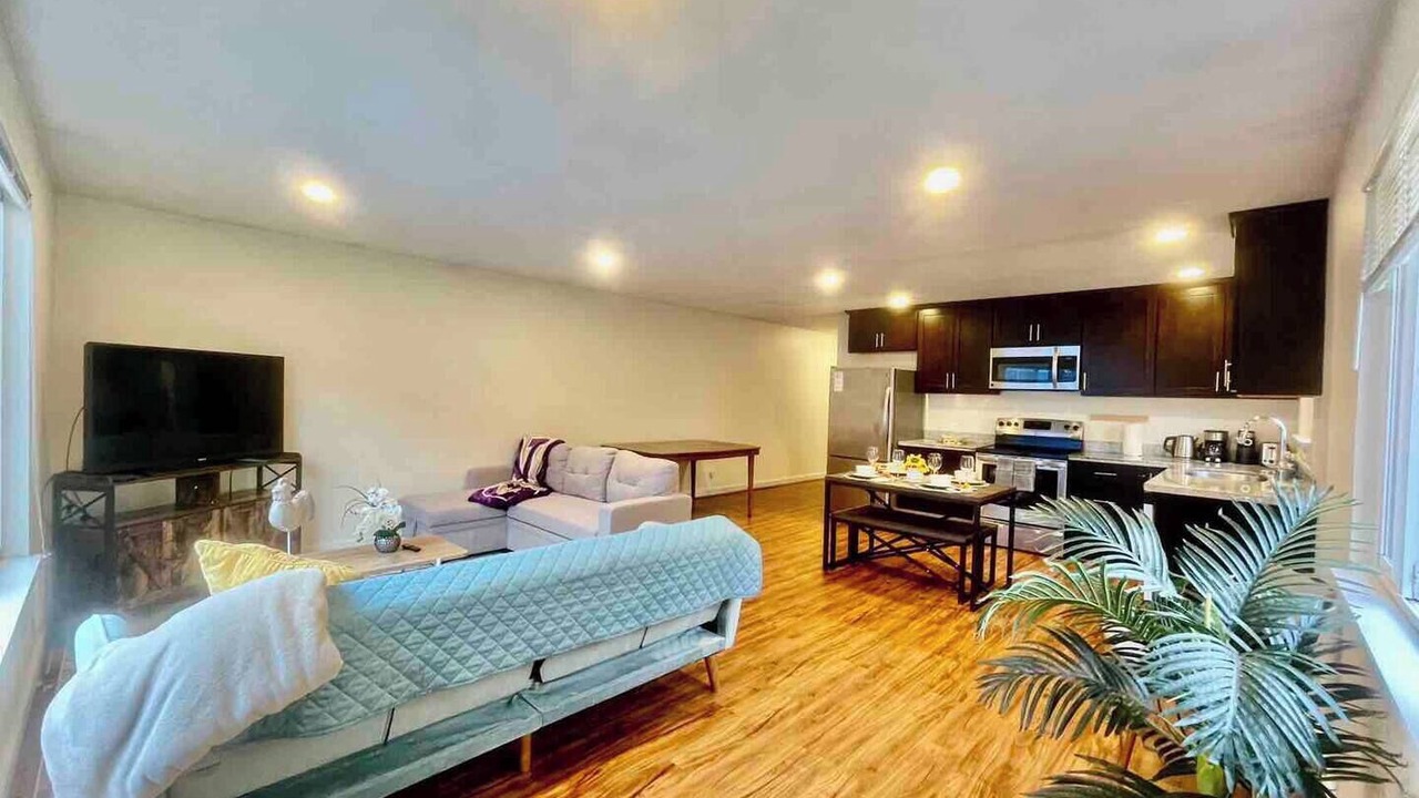 Photo of Livingroom in West Queen Anne