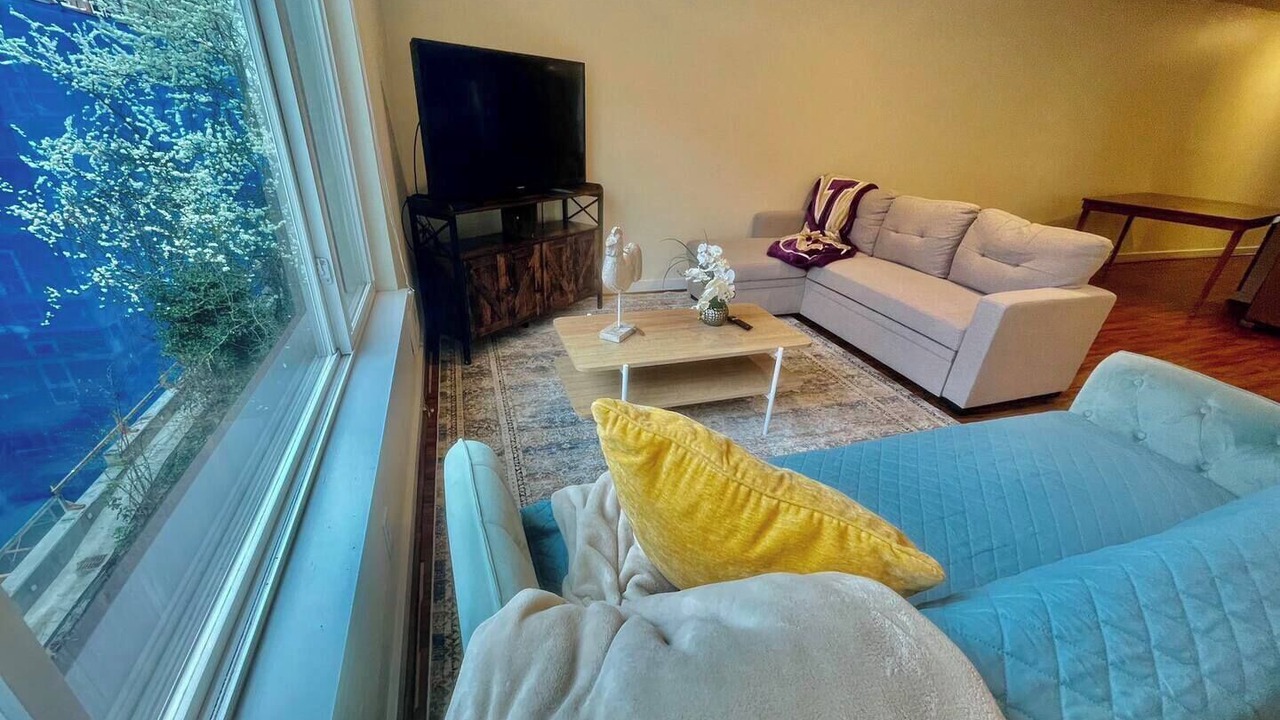 Photo of Livingroom in West Queen Anne