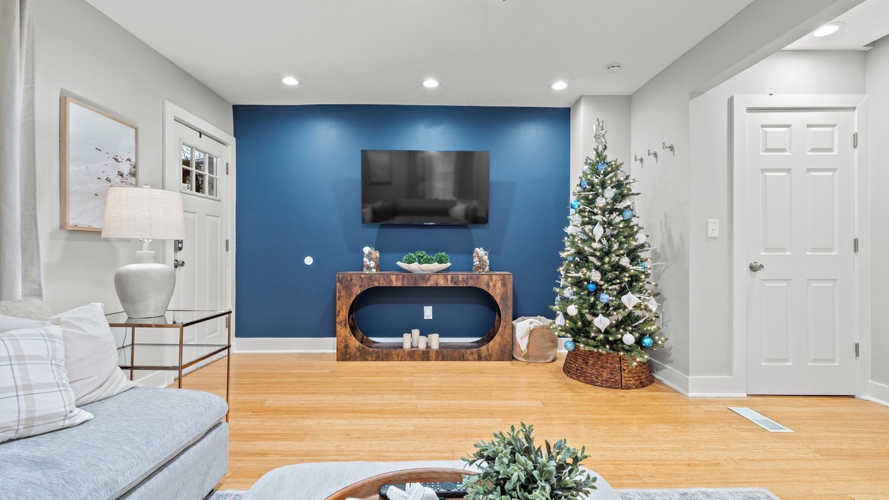 Photo of Livingroom in Detroit - Shoreway