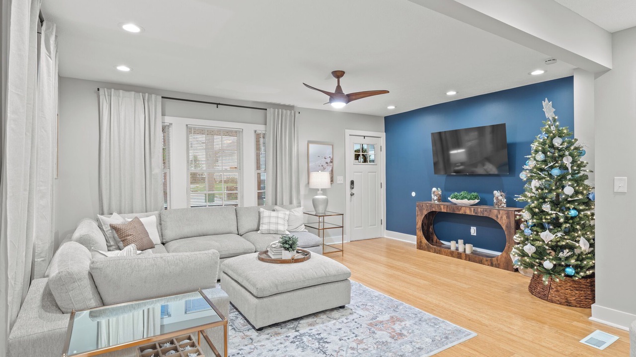 Photo of Livingroom in Detroit - Shoreway