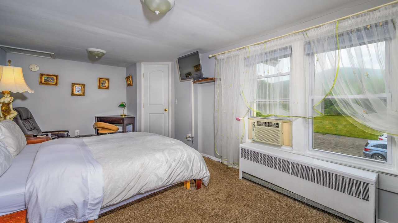 Photo of Bedroom in Maplecrest