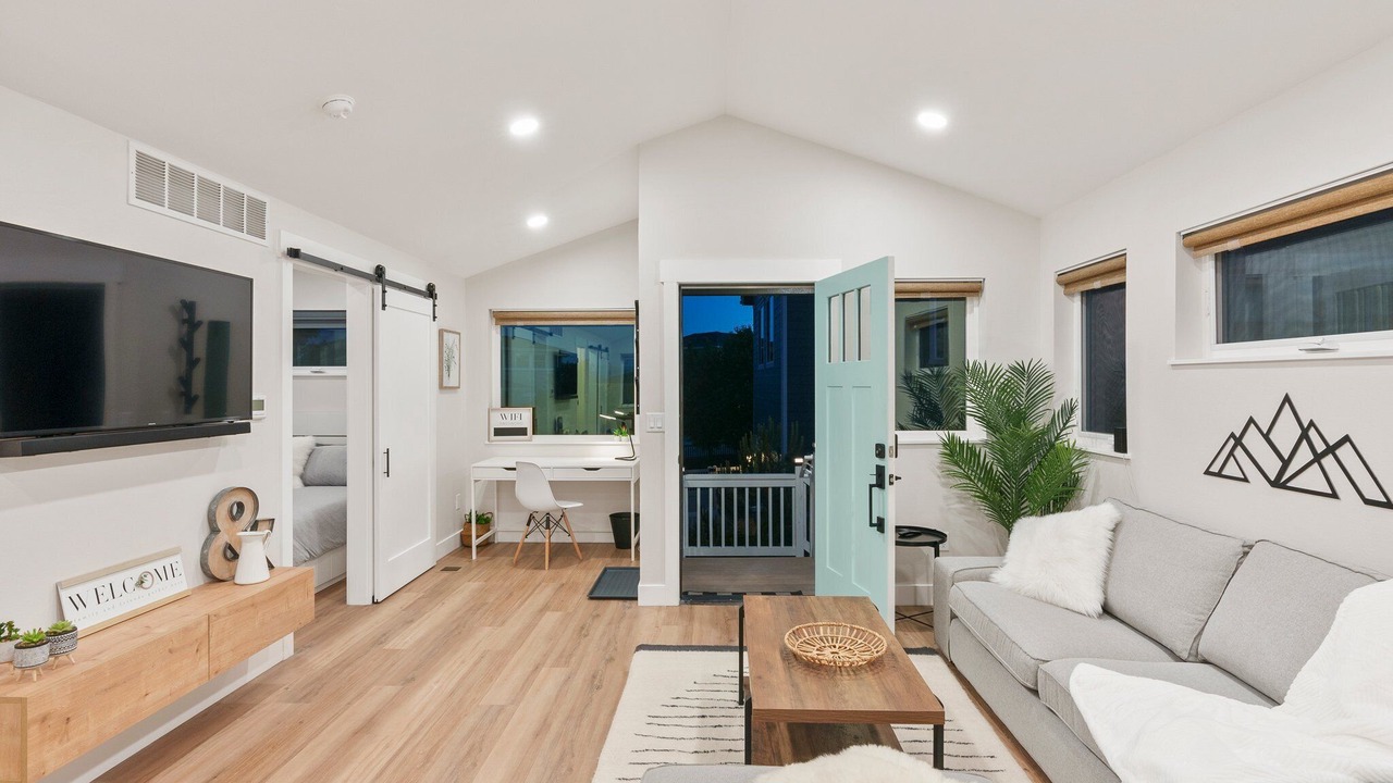 Photo of Livingroom in North Central Westminster