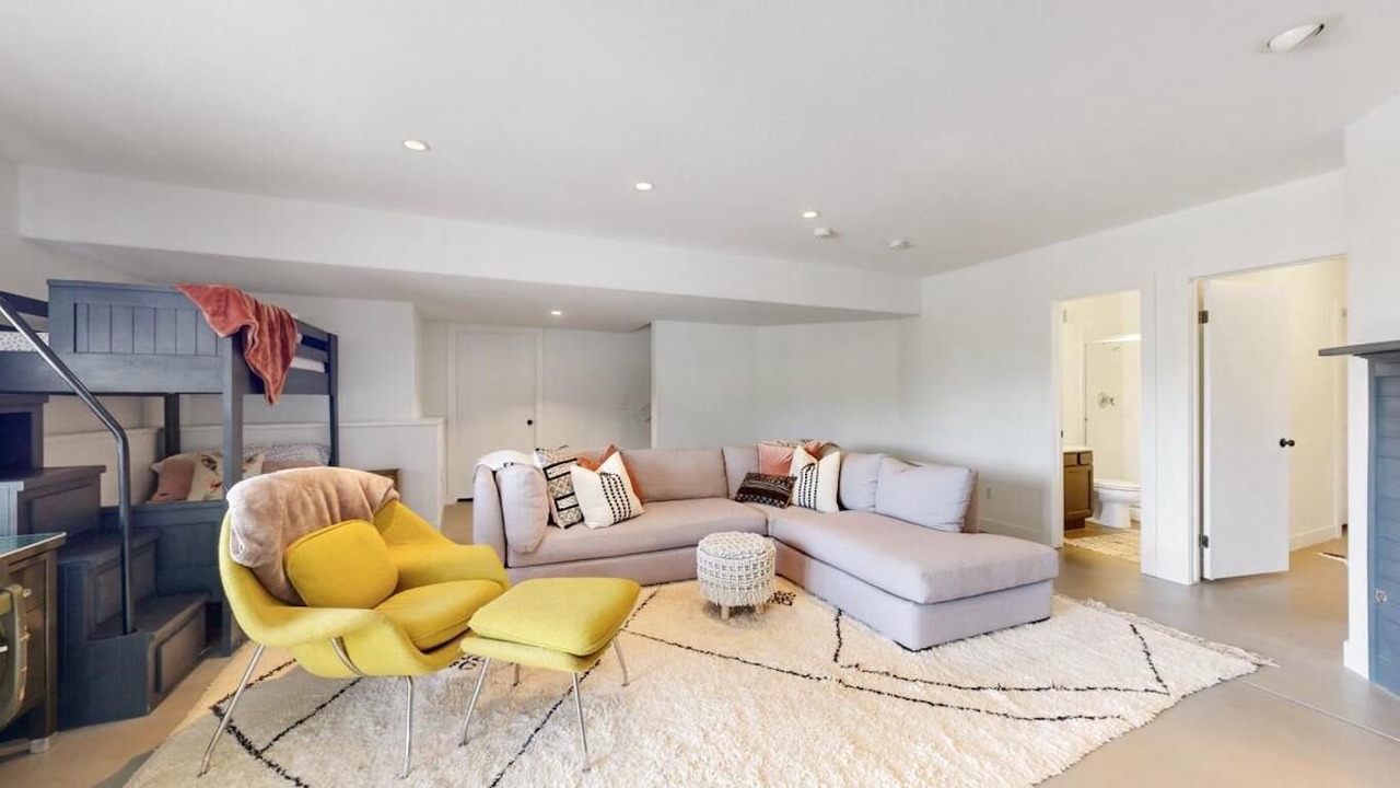 Photo of Livingroom in Genesee