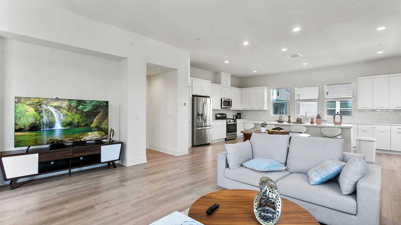 Photo of Livingroom in Platinum Triangle