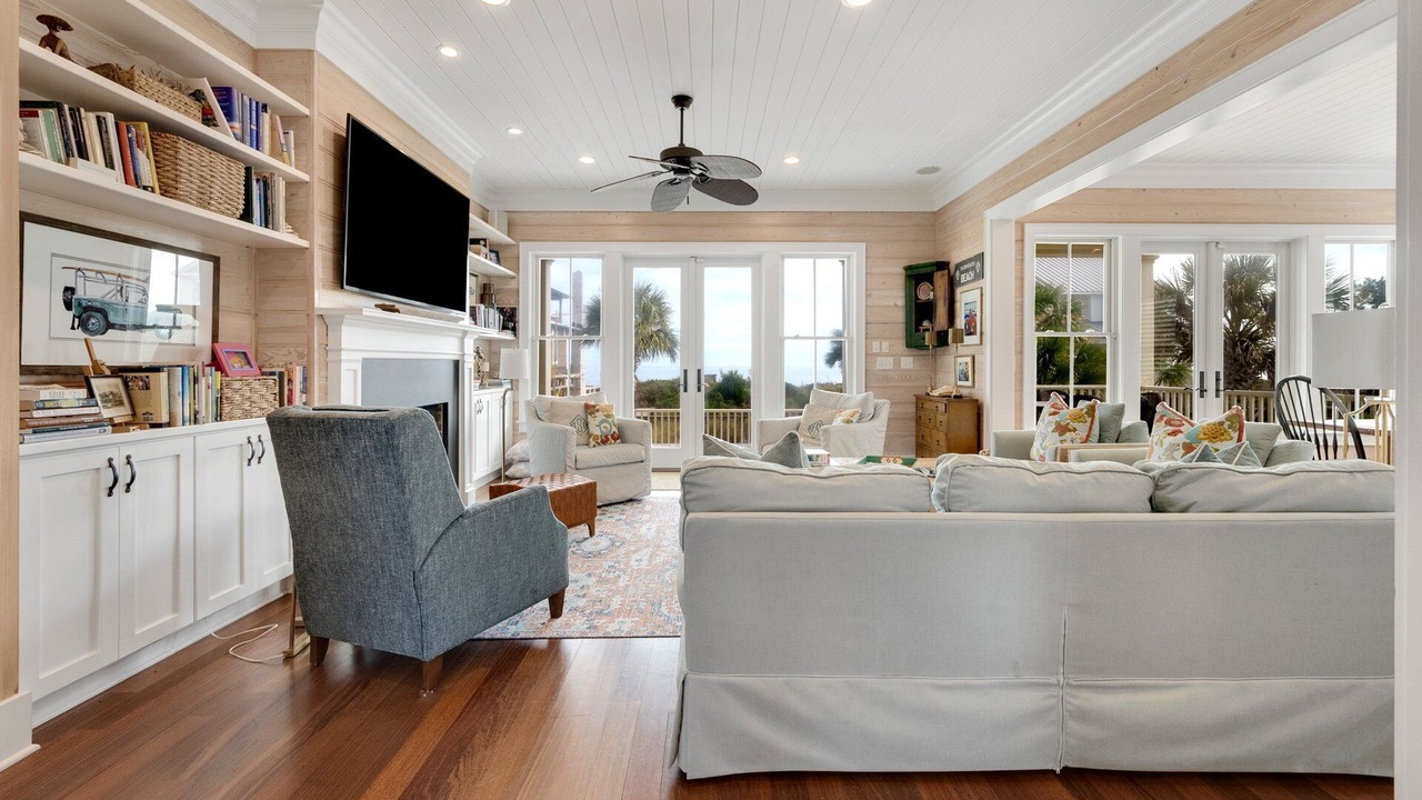 Photo of Livingroom in Debordieu Colony