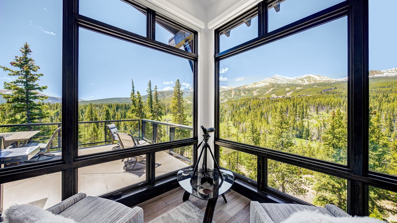 Photo of Livingroom in Peak 8
