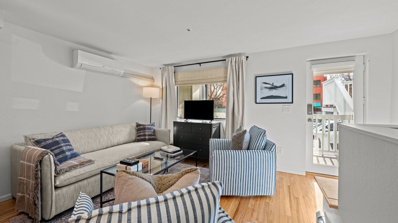 Photo of Livingroom in Downtown