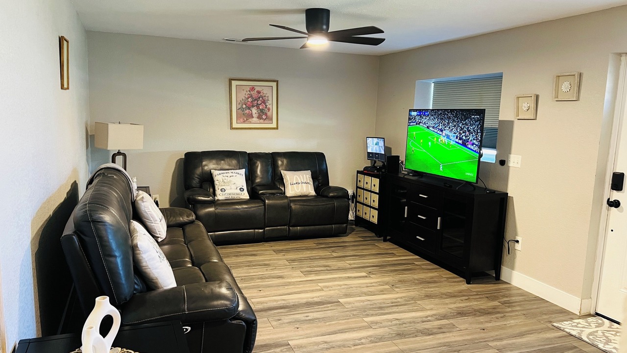 Photo of Livingroom in Dupont