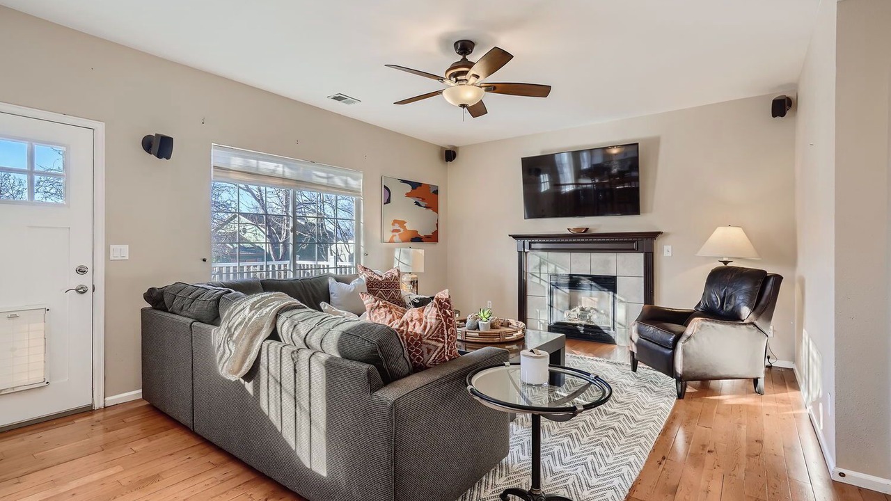 Photo of Livingroom in North Central Westminster
