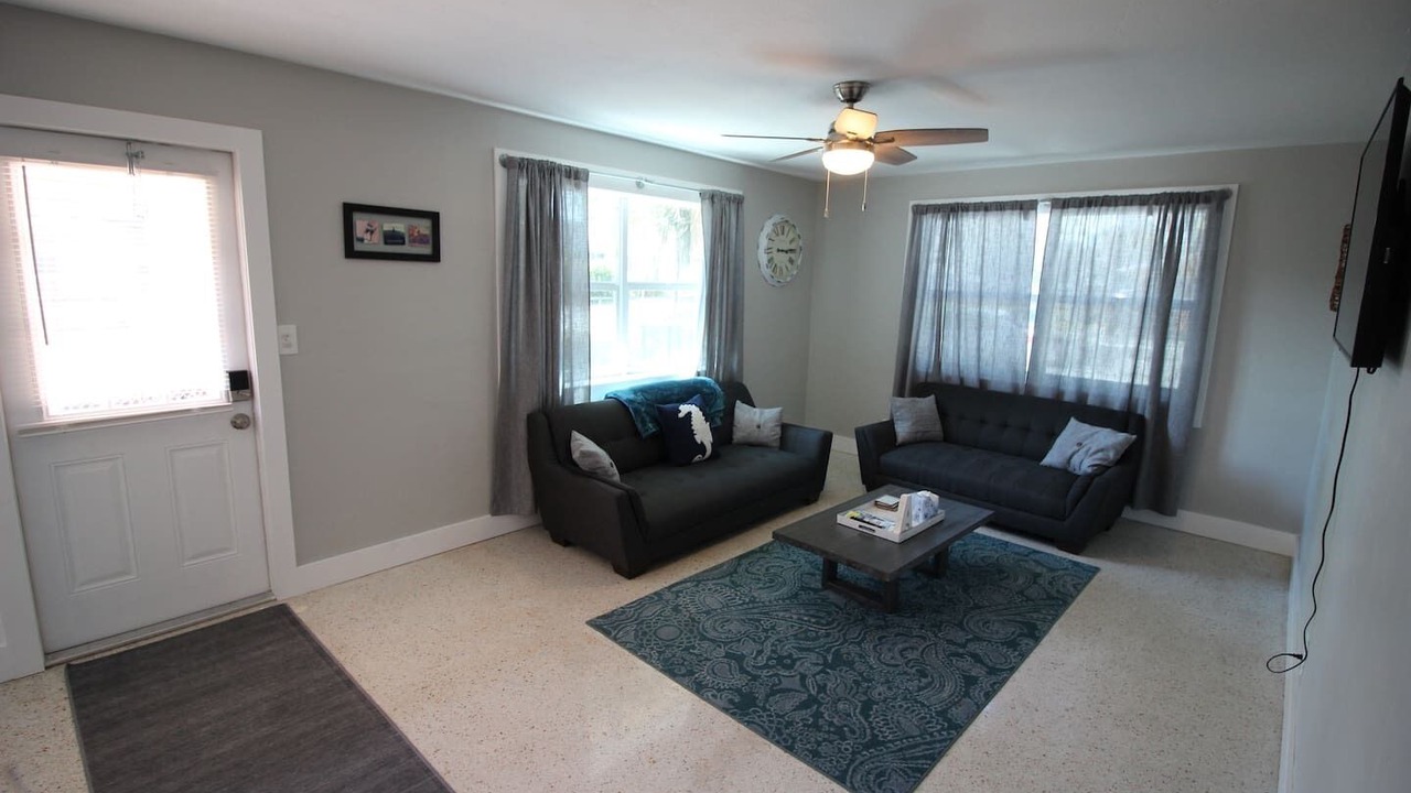 Photo of Livingroom in Sailboat Bend