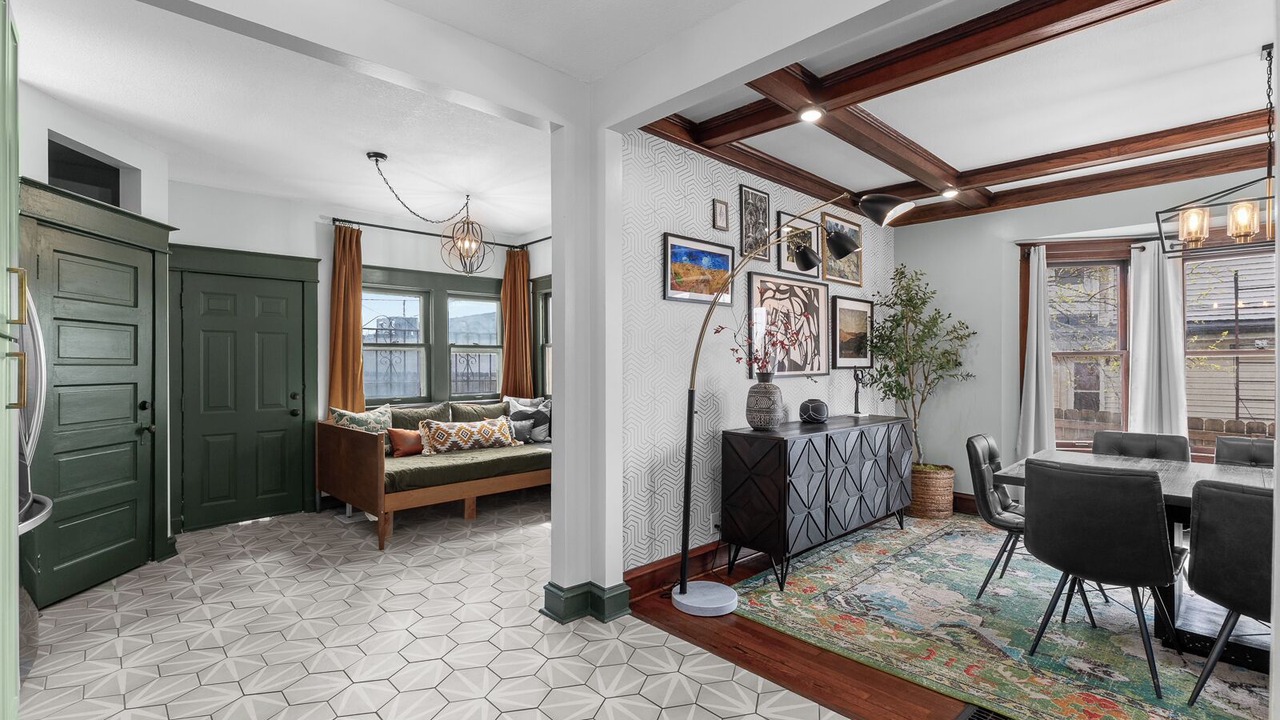 Photo of Livingroom in West Plaza