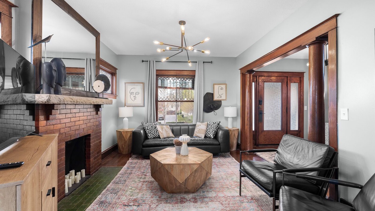 Photo of Livingroom in West Plaza